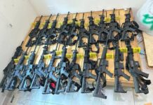 Aseguran arsenal y químicos tras cateo federal