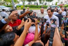 Carlos Peña Ortiz felicita a Eduardo Gattás en Informe de Gobierno