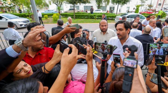 Carlos Peña Ortiz felicita a Eduardo Gattás en Informe de Gobierno