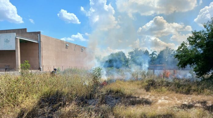 REPORTAN DOS INCENDIOS EN SOLARES BALDÍOS DE CAMARGO; POSTES DE CFE RESULTAN DAÑADOS