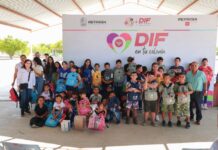 Acerca Alcalde Carlos Peña Ortiz programas y apoyos al ejido Pancho Villa con Brigada DIF