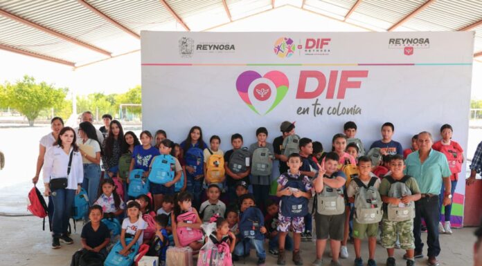 Acerca Alcalde Carlos Peña Ortiz programas y apoyos al ejido Pancho Villa con Brigada DIF