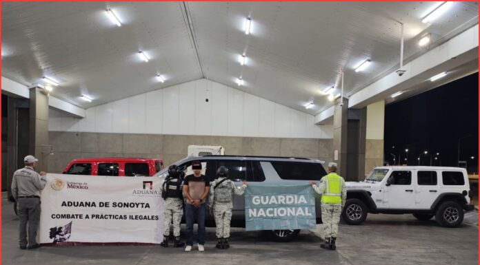 Detienen trailero con autos de lujo ocultos en tráiler refrigerado