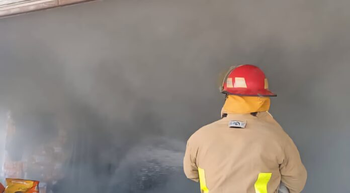 ATIENDEN INCENDIO EN BODEGA DEL POBLADO VALADECES