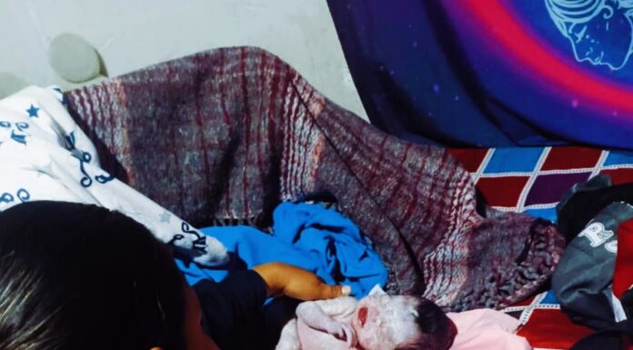 Policías de Escobedo ayudan en el nacimiento de una bebé en la colonia La Unidad