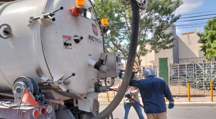 Sondeó COMAPA drenaje sanitario en la colonia Hacienda las Bugambilias