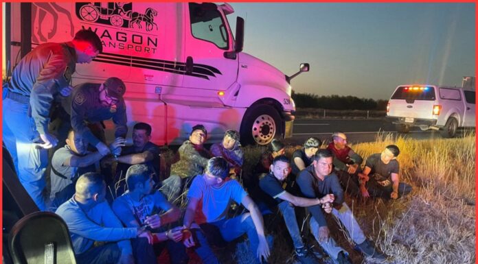 Camión robado transporta a 17 indocumentados