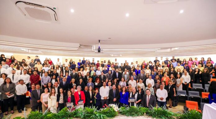 Entregó Carlos Peña Ortiz la Medalla «Dr. Jorge Brenes Araya» con el Secretario de Educación Miguel Valdez García y la Dra. Edith Cantú de Morett