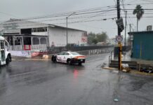Cierra Policía Vial calles con acumulación de agua en Reynosa