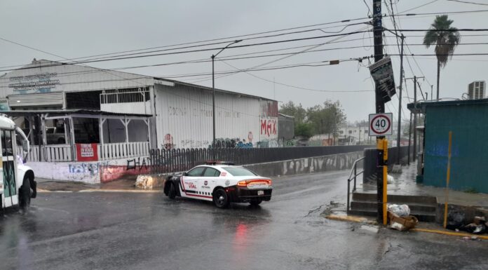 Cierra Policía Vial calles con acumulación de agua en Reynosa