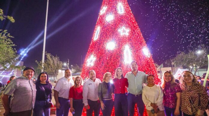 Encendieron Carlos y Alejandra, Pino de Navidad en la Plaza de la República