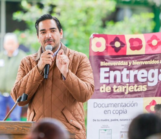 Entregaron Alcalde de Reynosa y Coordinador de Becas las tarjetas Rita Cetina