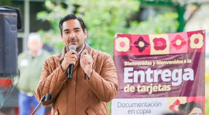 Alcalde de Reynosa entrega tarjetas Rita Cetina a estudiantes