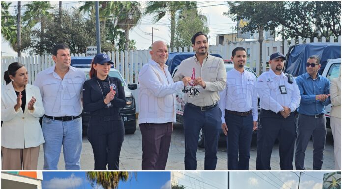 Carlos Peña entrega 14 patrullas a Tránsito