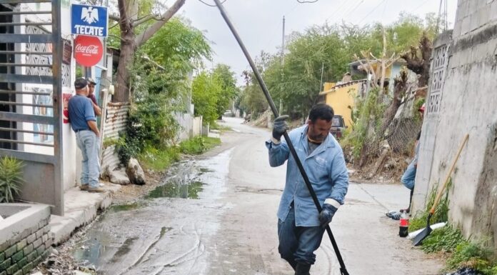 Atendió COMAPA limpieza de pozos de visita en la colonia Ferrocarril Poniente