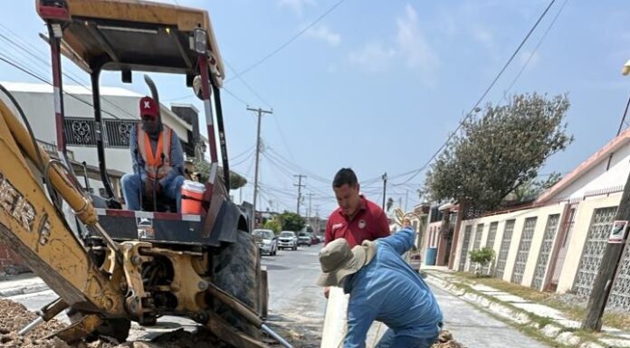 Trabaja COMAPA en interconexión de línea sanitaria en la colonia La Presa