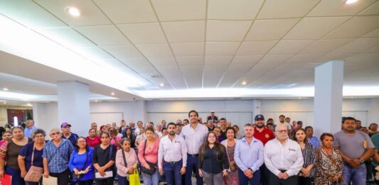 Comparte Carlos Peña Ortiz con comerciantes ambulantes el programa Subsidio del Agua