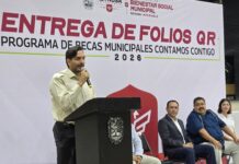 Carlos Peña entrega folios QR de Becas 2026