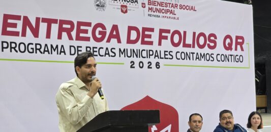 Carlos Peña entrega folios QR de Becas 2026