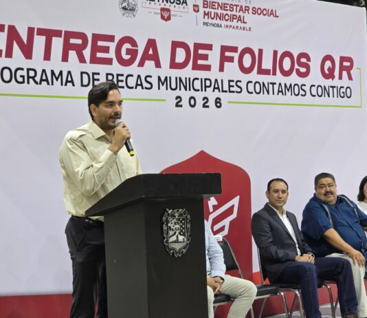 Carlos Peña entrega folios QR de Becas 2026