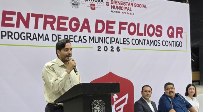 Carlos Peña entrega folios QR de Becas 2026
