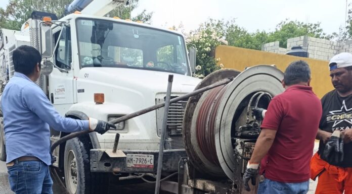 Da mantenimiento COMAPA Reynosa a red sanitaria en Hacienda Las Bugambilias