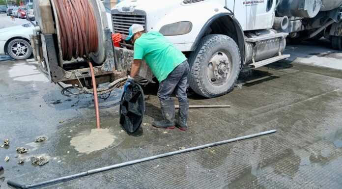 Coordina Carlos Peña Ortiz desazolve de red sanitaria con equipos de Obras Públicas