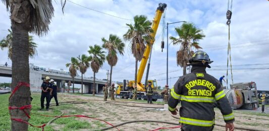 ATIENDE PROTECCION CIVIL Y BOMBEROS EMERGENCIA EN BULEVAR HIDALGO Y LIBRAMIENTO A MONTERREY