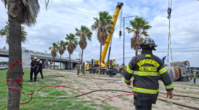 ATIENDE PROTECCION CIVIL Y BOMBEROS EMERGENCIA EN BULEVAR HIDALGO Y LIBRAMIENTO A MONTERREY