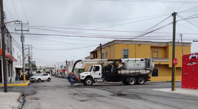 Trabaja Gobierno de Reynosa a la par de la COMAPA en desazolve del drenaje sanitario