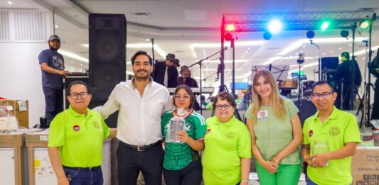 Felicitó Carlos Peña Ortiz a trabajadores en su convivio del Día del Trabajo