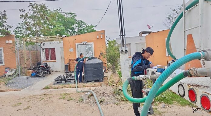 Abastece COMAPA de Reynosa con camiones cisterna a colonias del Sector Granjas