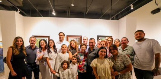 Cortó Alcalde Carlos Peña Ortiz el listón inaugural de la obra pictórica de Mángeles Barocio