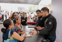 Beto Granados atiende a vecinos en Chula Vista
