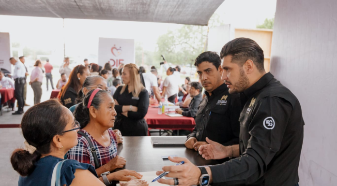 Beto Granados atiende a vecinos en Chula Vista