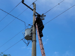 Asegura Guardia Estatal cámara de vigilancia irregular instalada en poste de CFE en Díaz Ordaz