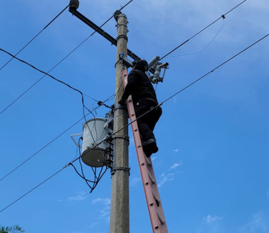 Asegura Guardia Estatal cámara de vigilancia irregular instalada en poste de CFE en Díaz Ordaz