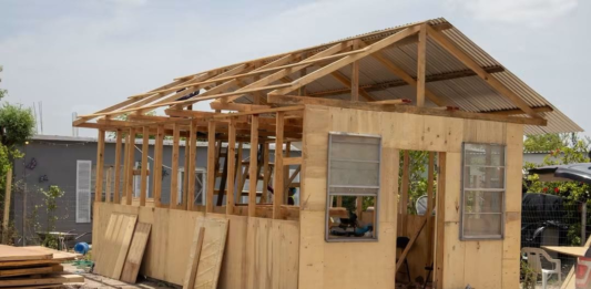 Beto Granados inicia construcción de cuarto habitación para familia afectada en Poblado Control