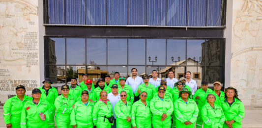 Carlos Peña Ortiz entrega uniformes a trabajadores de Servicios Públicos para fortalecer su labor en Reynosa