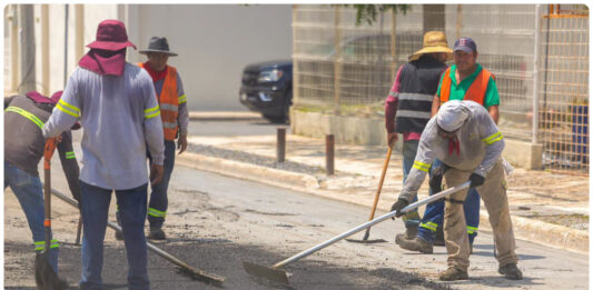 Carlos Peña Ortiz supervisa rehabilitación de pavimento en la colonia Vicente Guerrero