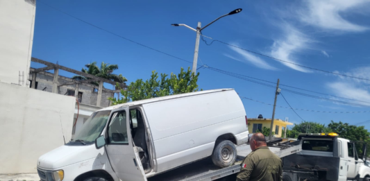 Gobierno de Reynosa retira vehículos abandonados para recuperar espacios públicos