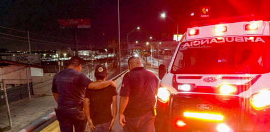 Protección Civil atiende a joven en crisis emocional en el Puente de la Paz